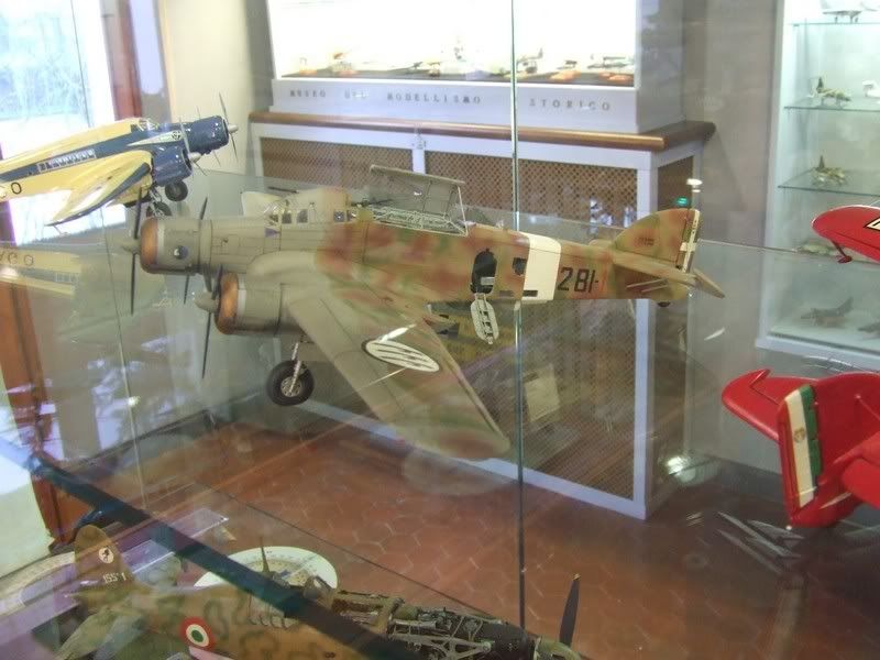 http://i145.photobucket.com/albums/r202/FabioRAF/museo%20del%20modellismo/DSCF2430.jpg