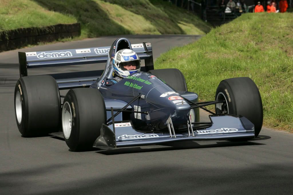 IMAGE: http://i145.photobucket.com/albums/r223/chrispons/derekyoung.jpg