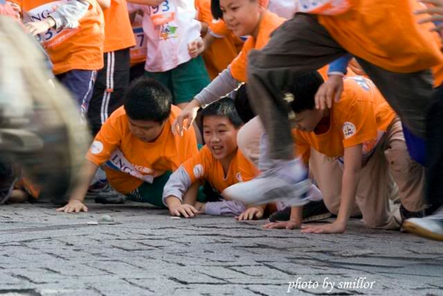 男童組起跑時掉鞋撿拾而一羣人絆倒壓碾的驚險畫面