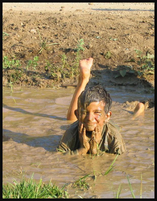 IMAGE: http://i145.photobucket.com/albums/r233/asolie/Events/CBC%207-4-07%20Picnic/David-n-mud.jpg