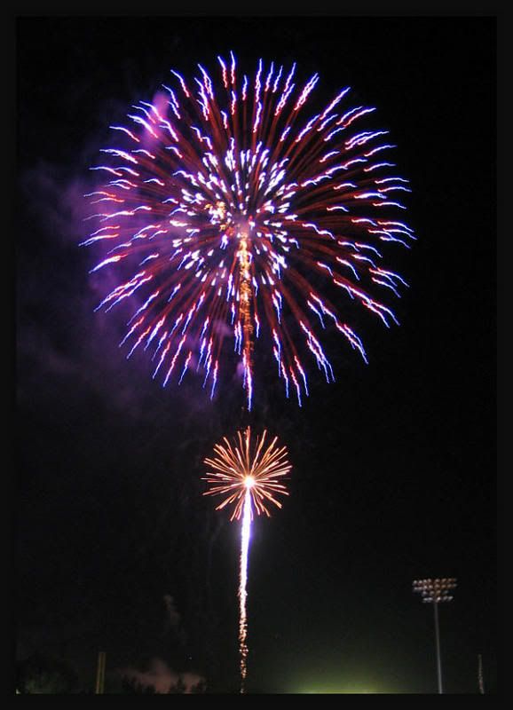 IMAGE: http://i145.photobucket.com/albums/r233/asolie/Fireworks/6-22-07firework-REDO.jpg