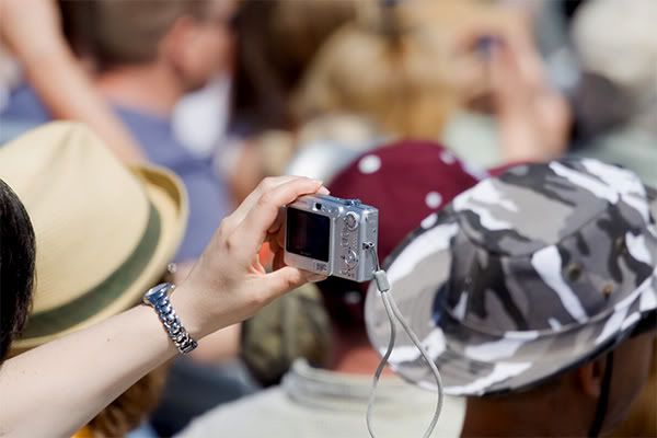 IMAGE: http://i145.photobucket.com/albums/r233/asolie/Sea%20World/CanNotHoldCameraWEB.jpg