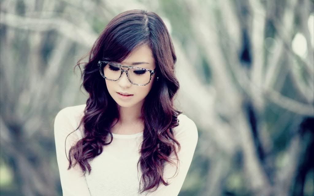 8886551-cute-girl-asian-model-glasses_zp