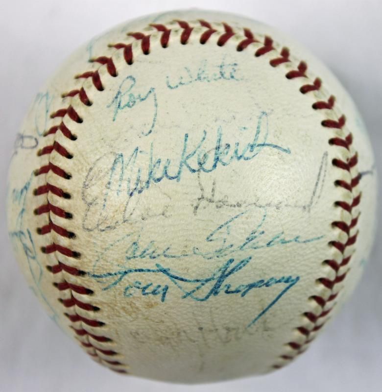   YANKEES TEAM (27) SIGNED OAL BASEBALL MURCER, PEPITONE PSA/DNA #Q03128